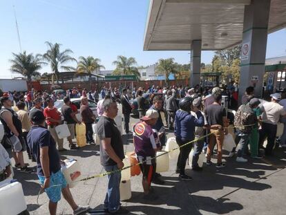 Cientos de personas hacen cola en una gasolinera en Guadalajara, este martes.