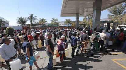 Cientos de personas hacen cola en una gasolinera en Guadalajara, este martes.