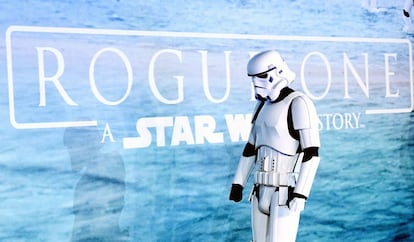 Un hombre vestido como Stormtrooper cruza la alfombra roja en el estreno de la película 'Rogue One: Una historia de Star Wars', en el museo Tate Modern, en Londres (Reino Unido).