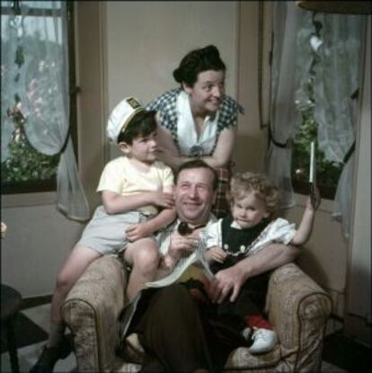 Georges Simenon, en una foto familiar de 1955, junto a su mujer y a sus hijos John (izquierda) y Marie. 