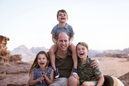 En esta foto publicada por el palacio de Kensington el sábado 18 de junio de 2022, el príncipe Guillermo posa con sus hijos, Luis, Jorge y Carlota, para celebrar el Día del Padre de 2022. La fotografía fue tomada en Jordania en el otoño de 2021. 