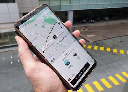 Con la 'app' de Uber se podrán contratar indistintamente VTC y taxis.
