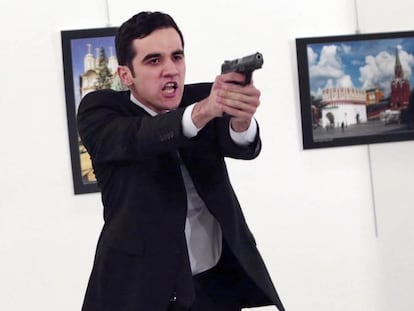 El asesino de Andrei Karlov tras efectuar los disparos que acabaron con la vida del embajador.