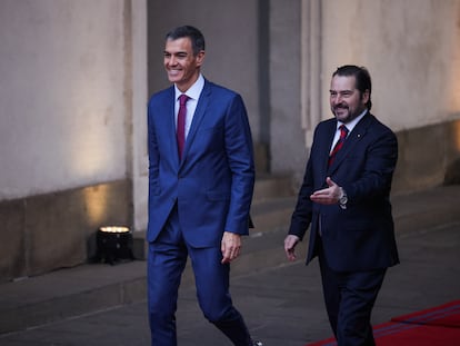 El primer ministro de España, Pedro Sánchez, durante su llegada al Palacio de la Moneda, este lunes.