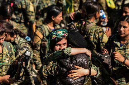 Dos combatientes kurdas de las FSD se abrazan durante las celebraciones por la liberación de Raqa en la plaza de Al-Naim este jueves, tras haber conseguido liberar la ciudad del Estado Islámico el pasado martes, después de tres años de ocupación.