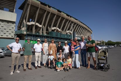 Miembros de diferentes asociaciones contrarias al proyecto de ampliación del estadio Bento Villamarín del Real Betis Balompié, posan en los terrenos sobre los que el club va a levantar un edificio.