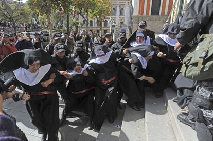 Integrantes del grupo activista &#039;Mujeres Creando&#039; vestidas de monjas protestan contra la visita de Papa Francisco en el exterior de la catedral de La Paz, en Bolivia.