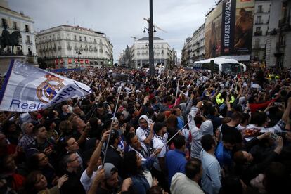 El autobús del Real Madrid llega a la Puerta del Sol.