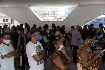 Vecinos de Río de Janeiro esperan a recibir la vacuna contra la covid el pasado miércoles.