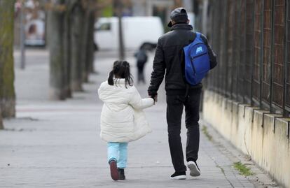 Un demandante de asilo vuelve con su hija al centro del Samur Social en la calle de Rafael Alberti.