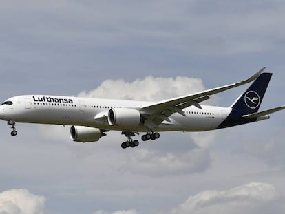 Un avión A350 de Lufthansa en vuelo.