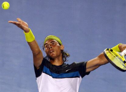 Rafa Nadal realiza un saque ayer durante el partido contra Christophe Rochus.