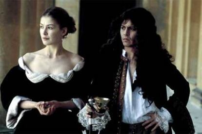 Rosamund Pike y Johnny Depp, en una imagen de <i>The Libertine.</i>