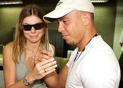 Ronaldo y Daniela mostraron ayer en el aeropuerto de Sao Paulo sus anillos de prometidos