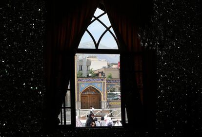 Musulmanes chiítas iraníes visitan la mezquita de Emamzadeh Saleh en Teherán (Irán).