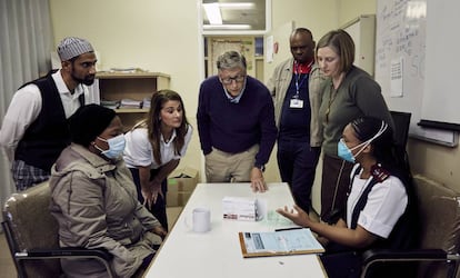 Bill y Melinda Gates durante una visita en 2019 a la clínica de salud de Gugulethu, en Ciudad del Cabo, Sudáfrica, donde se tratan pacientes con VIH.