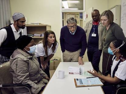 Bill y Melinda Gates durante una visita en 2019 a la clínica de salud de Gugulethu, en Ciudad del Cabo, Sudáfrica, donde se tratan pacientes con VIH.