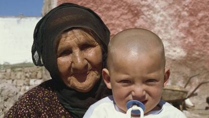 Una abuela junto con su nieto, en Capadocia (Turqu&iacute;a).