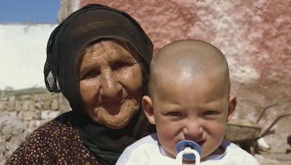 Una abuela junto con su nieto, en Capadocia (Turquía).