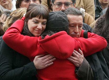 Sandra Carrasco, a la izquierda, recibe el consuelo y la felicitación de una amiga tras su intervención en la plaza Mayor de Mondragón.