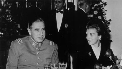 Augusto Pinchet y María Estela Martínez de Perón, durante una ceremonia en honor al dictador chileno, en Buenos Aires, en 1975.