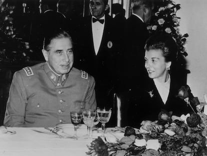 Augusto Pinchet y María Estela Martínez de Perón, durante una ceremonia en honor al dictador chileno, en Buenos Aires, en 1975.