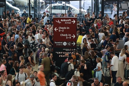 Centenares de pasajeros este viernes en el aeropuerto de Berlín-Schönefeld (Alemania).