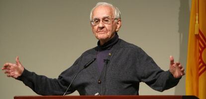 George Cowan participa en un coloquio en el Laboratorio Nacional de Los Álamos en 2005.