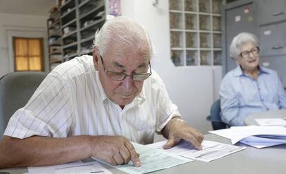 José Aloysio Neumann, de 82 anos, trabalha diariamente em sua corretora de seguros.