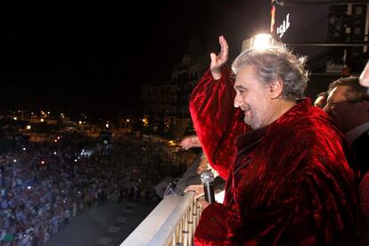 El barítono Plácido Domingo saluda a los espectadores desde el balcón del Teatro Real, en Madrid, tras la representación de la ópera <i>Simon Boccanegra</i>, con la que ha deslumbrado al público arrancando la ovación récord del coliseo madrileño con 25 minutos de aplausos.