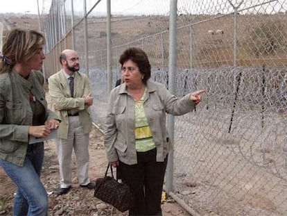 La adjunta al Defensor del Pueblo, María Luisa Cava de Llano (derecha) en la frontera de Melilla.