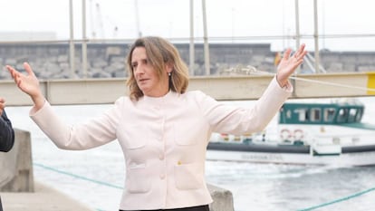 La ministra para la Transición Ecológica, este miércoles, en el puerto de Bilbao durante la botadura de la plataforma flotante para molinos de viento realizada por la ingeniería Saitec y una filial de la eléctrica alemana RWE.