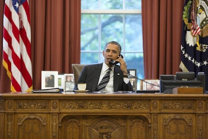 El presidente de Estados Unidos, Barack Obama, charla por teléfono con el presidente de Irán, Hasan Rohaní, desde el Despacho Oval en septiembre de 2013.