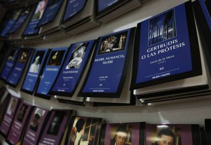 Publicaciones teatrales expuestas en la librería Yorick de Madrid.