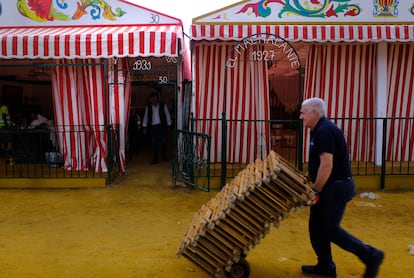 A derecha, la caseta El Machacante, de 1927, la más antigua de la Feria de Sevilla, que ya existía en cuando se ubicaba en el Prado de San Sebastián.