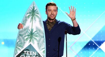 Justin Timberlake recibió su tabla de surf por el Premio Década.