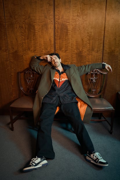 O ator Adrien Brody vestido com a coleção "pré-outono" da Versace.