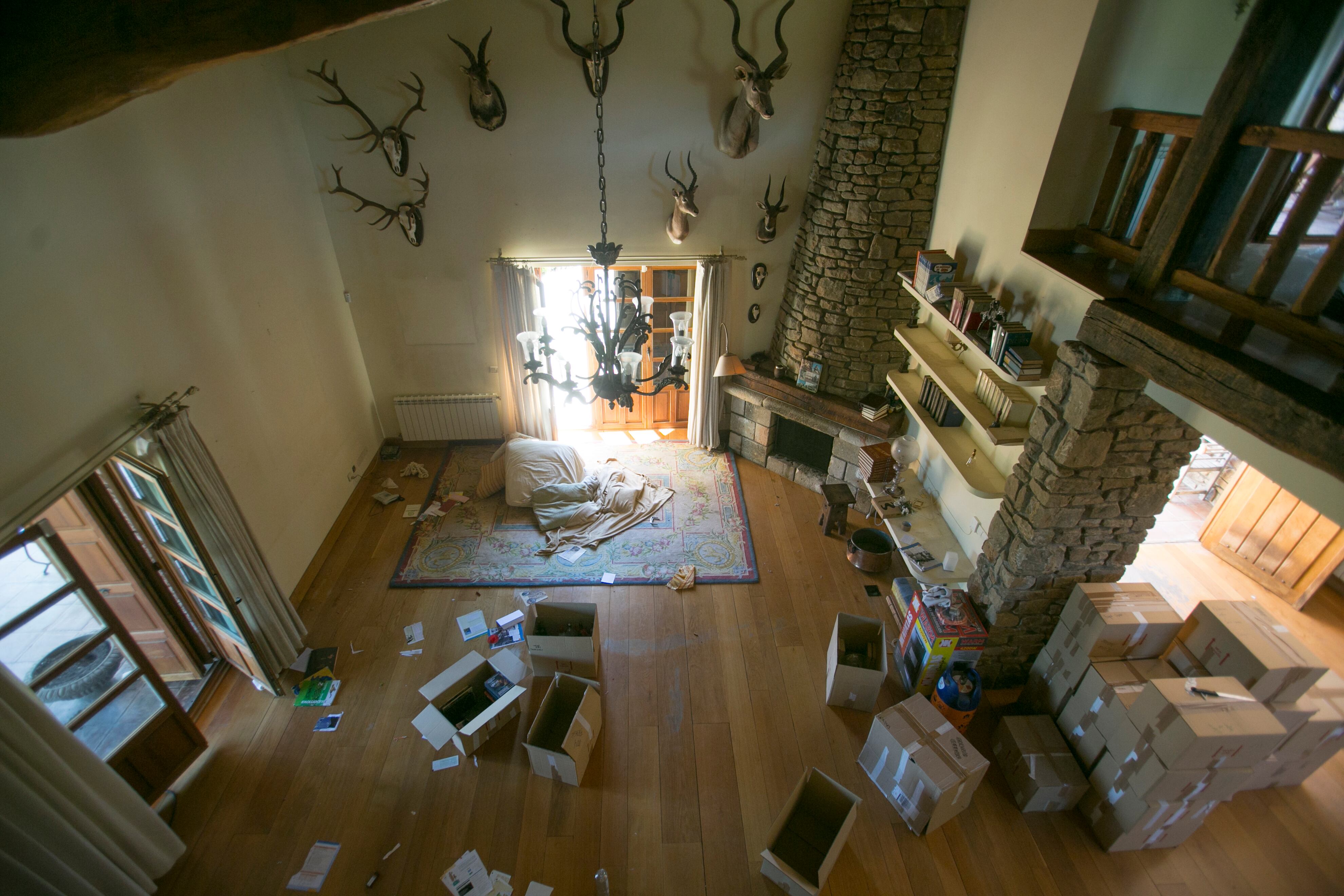 Interior del chalet desalojado, en la urbanización Los Peñascales, en Torrelodones.