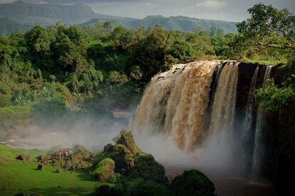 Las cataratas del Nilo Azul, cuya caída vertical es de 45 metros a lo largo de un frente semicircular de más de 400.