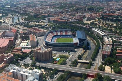 El alcalde de Madrid, José Luis Martínez-Almeida, manifestó recientemente que siente una "profunda melancolía" ante la desaparición del estadio Vicente Calderón. En la imagen, vista aérea del estadio antes del comienzo de las obras de derribo.