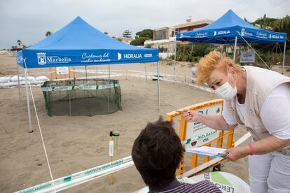 Susanna Stamm y Simon Pecovnik toman anotaciones sobre las condiciones atmosféricas en Marbella.