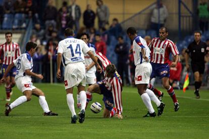 Fernando Torres trata de controlar el balón desde el suelo rodeado por cuatro jugadores del Zaragoza (Toledo, Ponzio, Galletti y Álvaro) y ante la mirada de Salva.