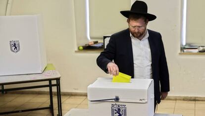 Un votante deposita su papeleta este martes en Jerusalén. 