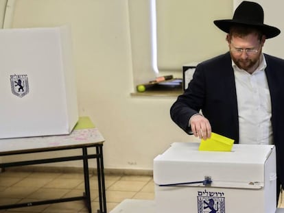 Un votante deposita su papeleta este martes en Jerusalén. 