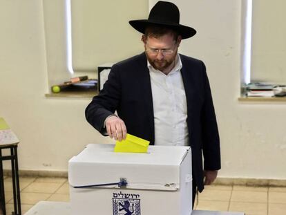 Un votante deposita su papeleta este martes en Jerusalén. 