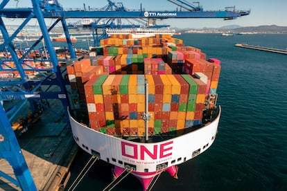 Un barco con contenedores en el puerto de Algeciras.