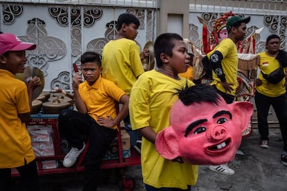 Jovens se preparam para desfiar no festival Grebeg Sudiro, em Java, na Indonésia. O festival acontece anualmente com a celebração do Ano Novo Lunar, que marca a virada do calendário oriental.