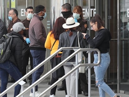 Primer día de control en el acceso a los juzgados de la plaza de Castilla unicamente para los ciudadanos con citaciones previas. KIKE PARA