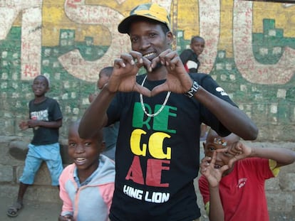 Isaac Muasa ‘Kaka’ posa en la cancha de fútbol Slum Soccer. Kaka acampó junto a sus compañeros del centro de juventud para no permitir que construyeran en el terreno tras quemarse unas viviendas.