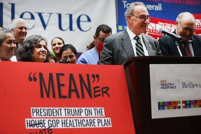 El l&iacute;der de la minor&iacute;a en el Senado Chuck Schumer, la semana pasada en el Bellevue Hospital.